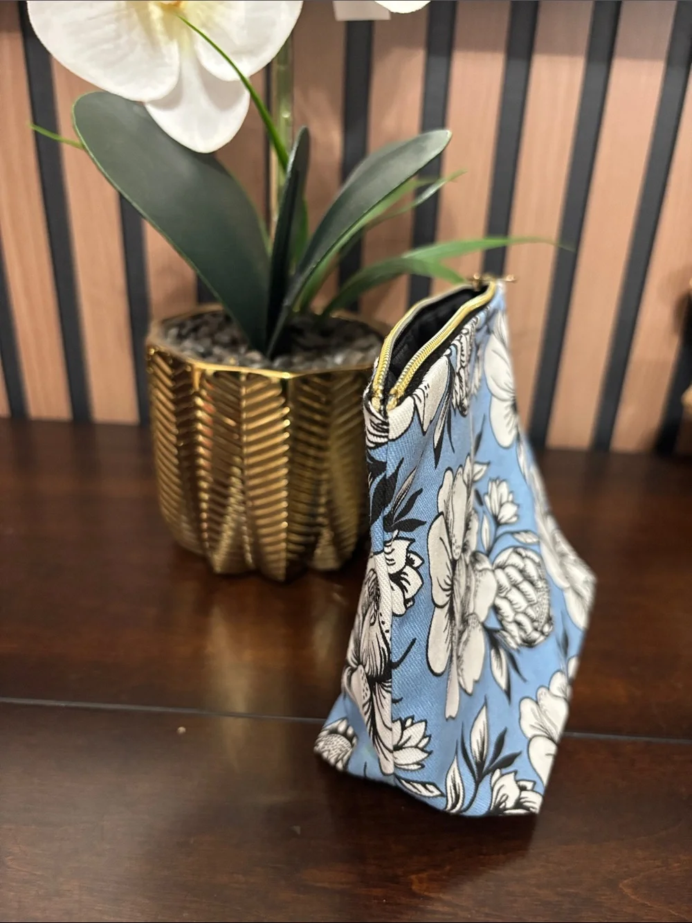 Elizabeth Arden Blue and Cream Floral Cosmetic Pouch